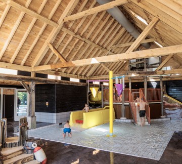 Verwarmde overdekte waterspeeltuin camping kaps