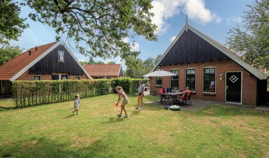 Terras kinderbungalow Boerderij Kaps