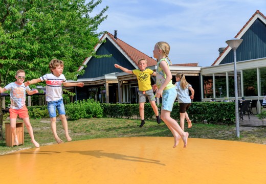 Aitrampoline speeltuin kaps