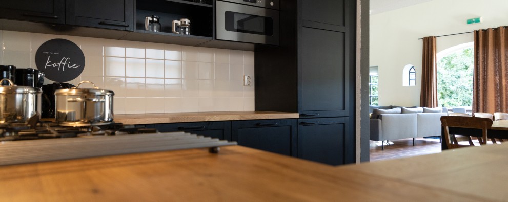 Groepsaccommodatie Kapshoeve interieur keuken zithoek.JPG