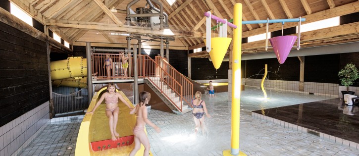 Glijden, spetteren en spelen in de overdekte waterspeeltuin bij kaps