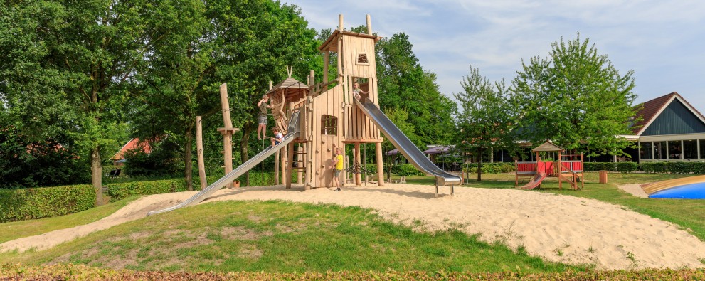 Kaps - OverijsselBuitenspeeltuin met airtrampoline kopie.jpg