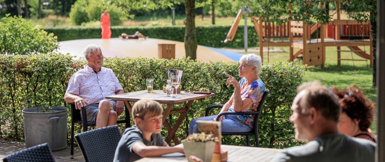 Terras met uitzicht speeltuin Troubadour tubbergen