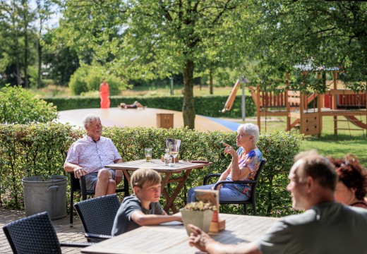 Terras met uitzicht speeltuin Troubadour tubbergen