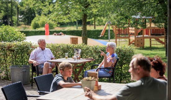 Terras met uitzicht speeltuin Troubadour tubbergen