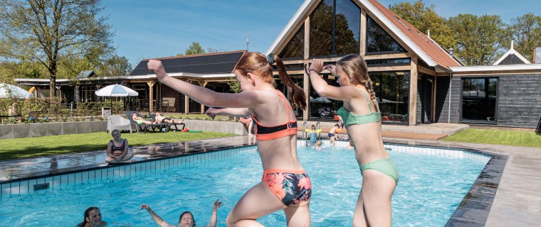Springen in het buitenbad recreatiepark kaps